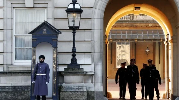 Cum se schimbă tradiţie: Soldatul care nu poarta caciula de urs la Palatul Buckingham jpeg