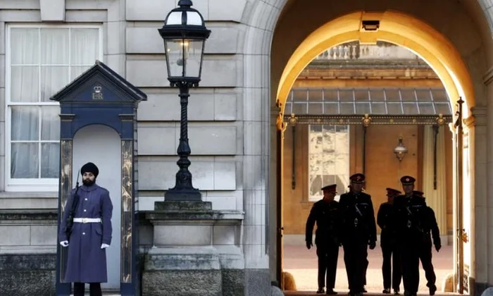 Cum se schimbă tradiţie: Soldatul care nu poarta caciula de urs la Palatul Buckingham jpeg