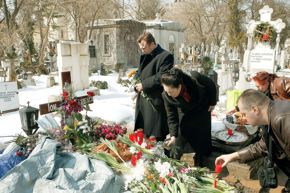 
    Dragoș vine adesea la mormântul tatălui său, ca să aprindă o lumânare. El e supărat că pe mormânt nu a fost păstrată măcar vechea cruce din lemn  
