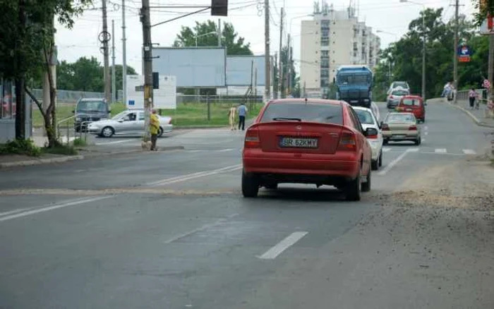 Şanţurile incomodează traficul de câteva zile   FOTO Florentin Coman