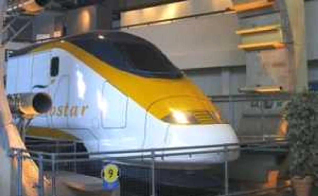 "Din cauza unui incident în tunel, toate plecările sunt în prezent suspendate în ambele direcţii", preciza Eurotunnel-Le Shuttle