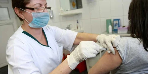 Deocamdată medicii de familie vaccinează doar pacienţii care îşi cumpără vaccinul antigripal