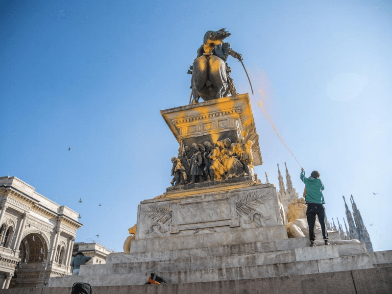  Activişti climatici au pulverizat vopsea pe o statuie din Piazza del Duomo din Milano | FOTO VIDEO