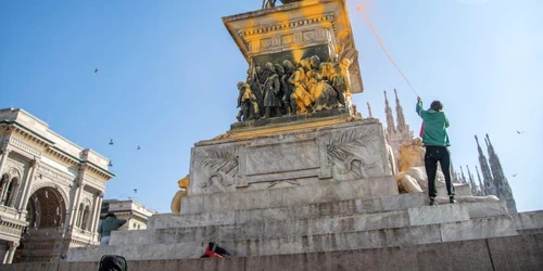 Activişti climatici au pulverizat vopsea pe o statuie din Piazza del Duomo din Milano FOTO Twitter jpeg