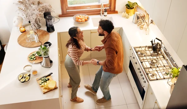 Obiceiuri zilnice pentru reaprinderea pasiunii in cuplu  Sursa foto shutterstock 2531030015 jpg