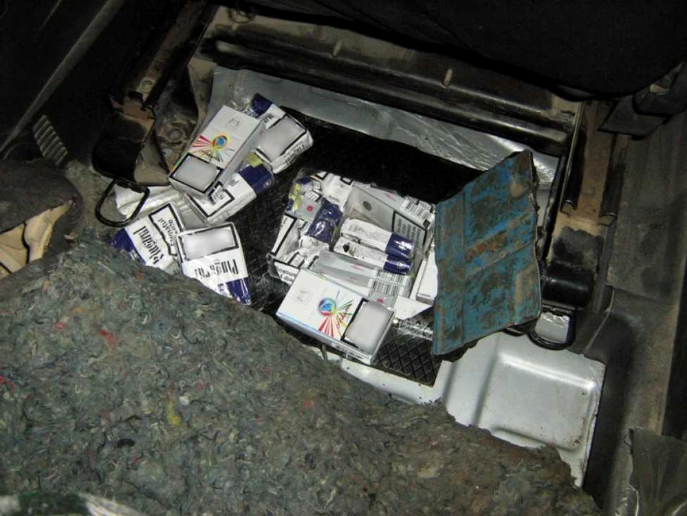 Ţigările erau bine dosite în rezervorul maşinii. Foto: Adevărul