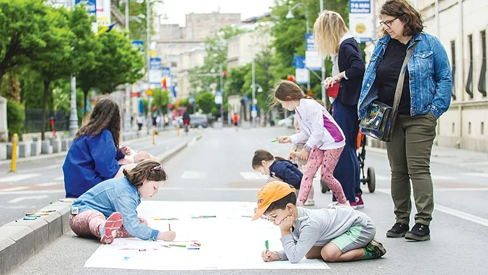 Copiii au tot asfaltul  la dispoziție  pentru desenat. Foto: Primaria Capitalei