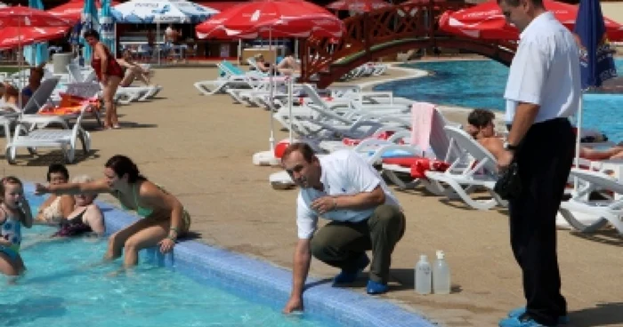 Apa din piscine ar trebui să fie verificată zilnic. Foto arhivă