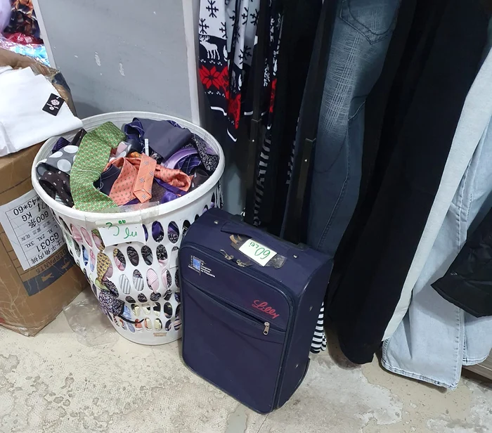 Poţi să-ţi cumperi cravate la 3 lei şi troler la 60 de lei