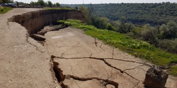 Malul Canalului s-a prăbuşit la Cumpăna FOTO Călin Gavrilaş