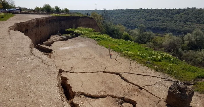 Malul Canalului s-a prăbuţit ameninţând casele oamenilor FOTO: Călin Gavrilaş