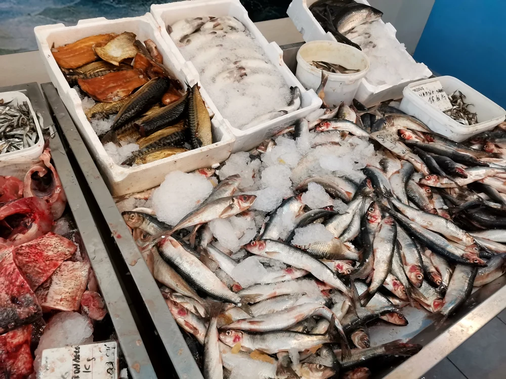 În magazinele cu pește proaspăt intră cumpărătorii cu venituri ceva mai mari FOTO: A.M.