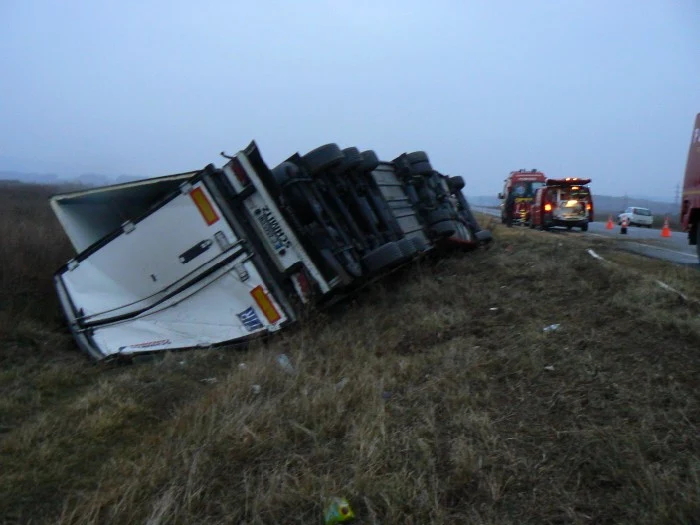 Mai multe TIR-uri au fost implicate în accidente în această dimineață