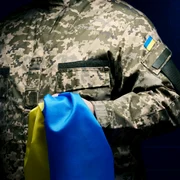 soldat ucrainean drapel steag in mana foto shutterstock 2115859565 jpg
