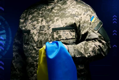 soldat ucrainean drapel steag in mana foto shutterstock 2115859565 jpg