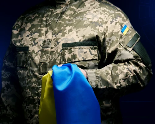 soldat ucrainean drapel steag in mana foto shutterstock 2115859565 jpg
