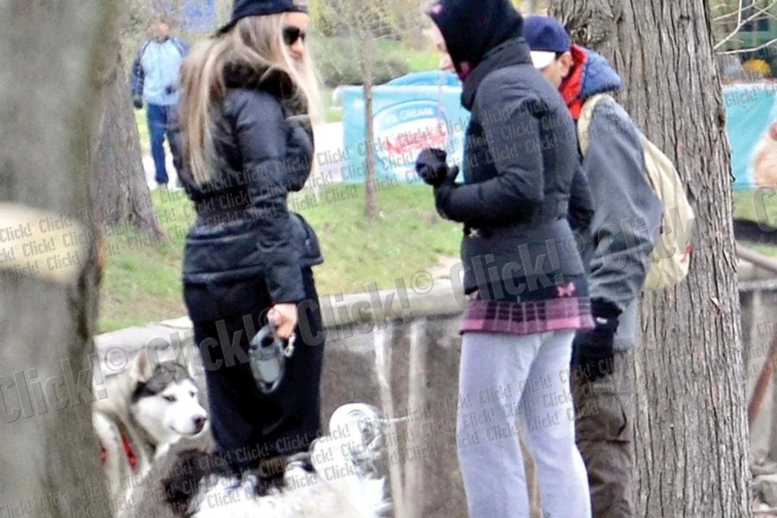 Paula adoră să  petreacă timpul liber  cu căţeluşul ei, Sami (FOTOGRAFII: MIHAI IONESCU)