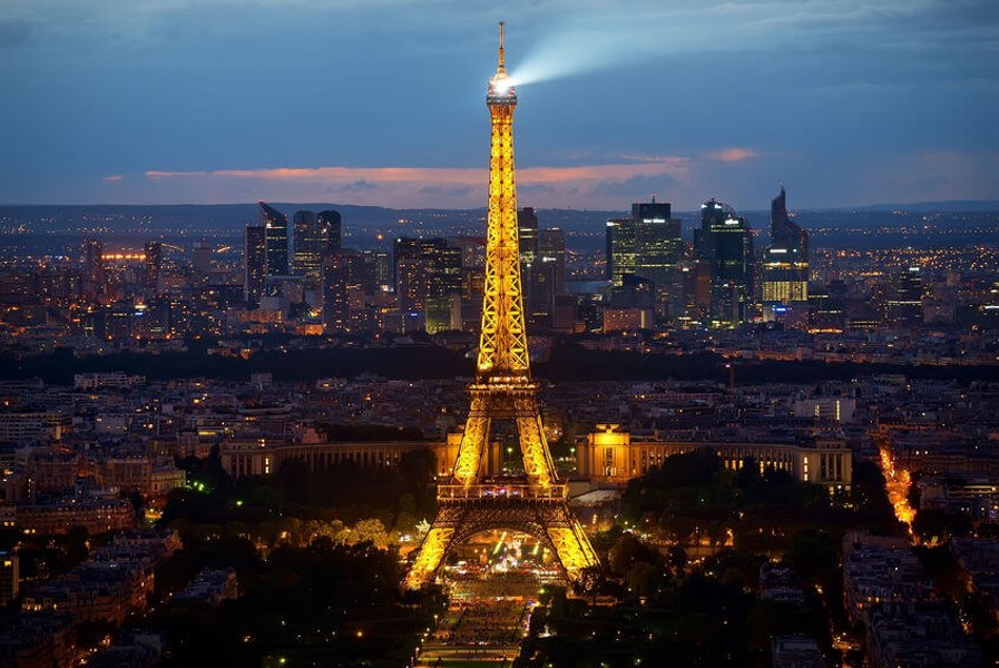 Turnul Eiffel a luat foc. Aproape 1200 de turiști au fost evacuați din atracția celebră. De la ce ar fi pornit incendiul