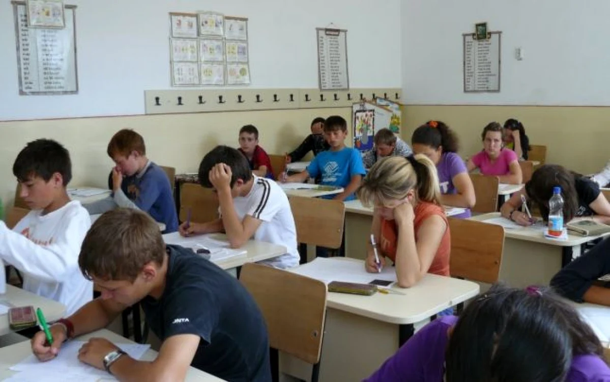 Notele pe care elevii le obţin la examene sunt, în prea multe cazuri, departe de notele de la clasă FOTO: arhiva