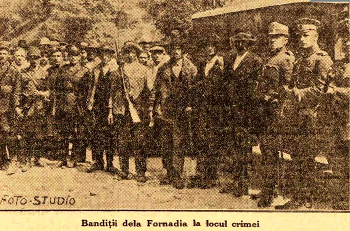 Banda de tâlhari, la locul crimei. Foto: ziarul Universul. 1934.