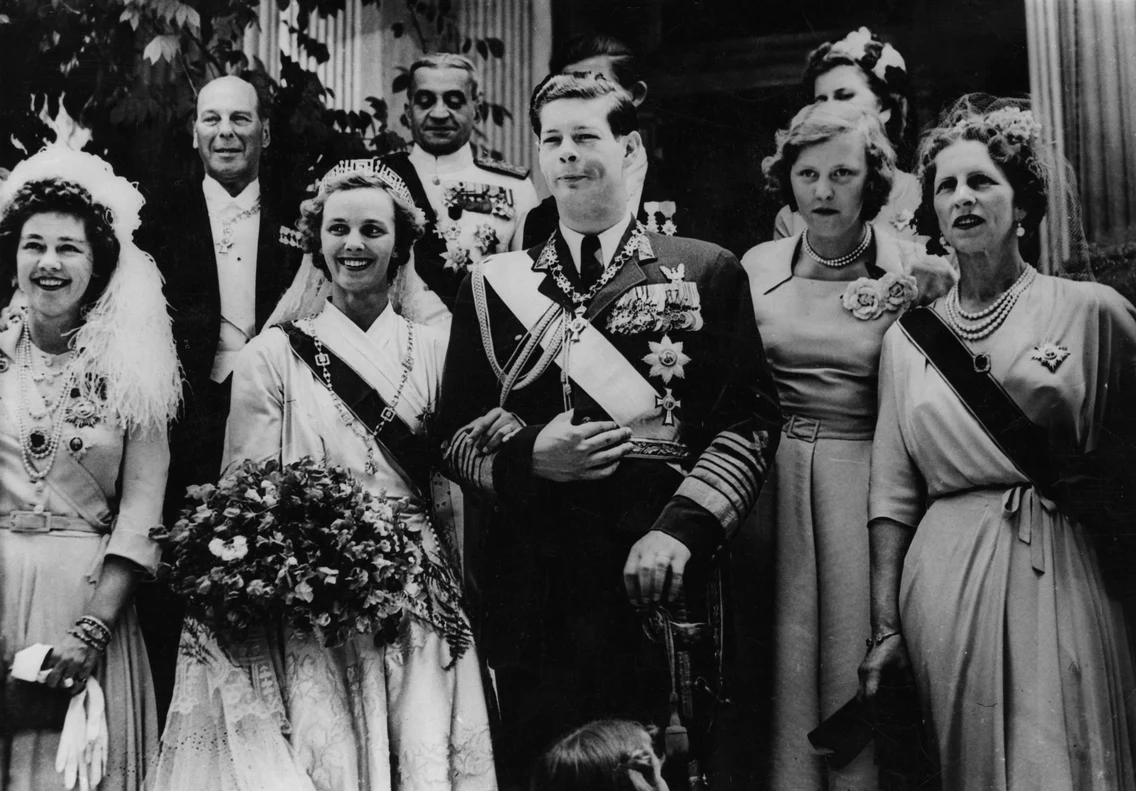 Regele Mihai și Regina Ana, în ziua căsătoriei lor din Atena, 10 iunie 1948, alături de Regina mamă Elena, ultima din rândul de jos, în dreapta jpeg