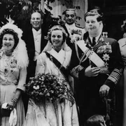 Regele Mihai și Regina Ana, în ziua căsătoriei lor din Atena, 10 iunie 1948, alături de Regina mamă Elena, ultima din rândul de jos, în dreapta jpeg