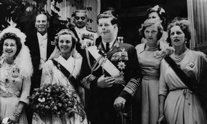 Regele Mihai și Regina Ana, în ziua căsătoriei lor din Atena, 10 iunie 1948, alături de Regina mamă Elena, ultima din rândul de jos, în dreapta jpeg