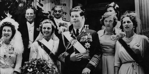 Regele Mihai și Regina Ana, în ziua căsătoriei lor din Atena, 10 iunie 1948, alături de Regina mamă Elena, ultima din rândul de jos, în dreapta jpeg