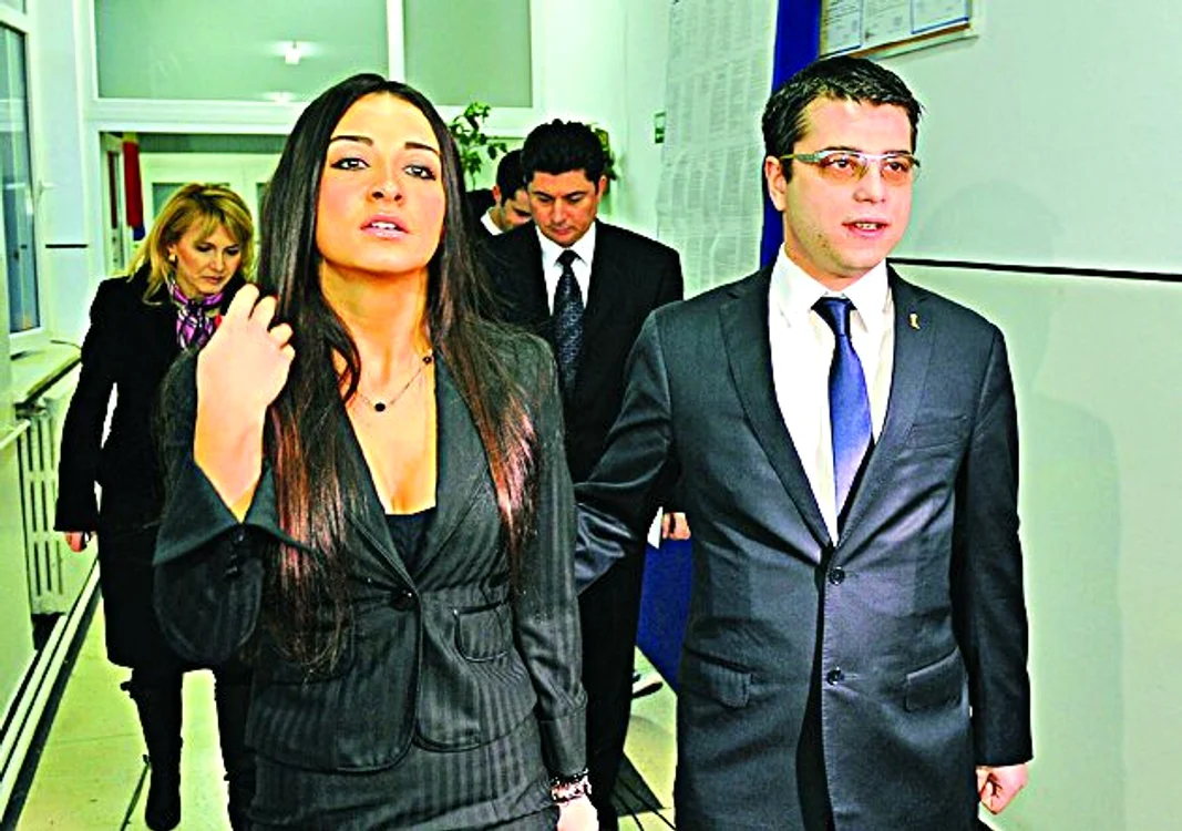 
    La fel ca marii politicieni ai ţării, Honorius Prigoană a mers la vot însoţit de iubită  