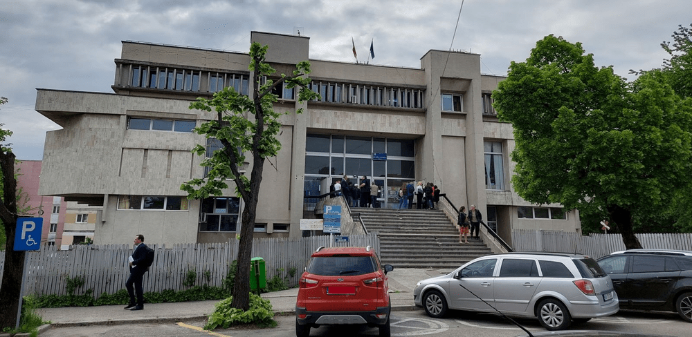 Pedeapsa blândă dată de magistrați unui șofer care a lovit cu pumnii și picioarele un altul și apoi a fugit