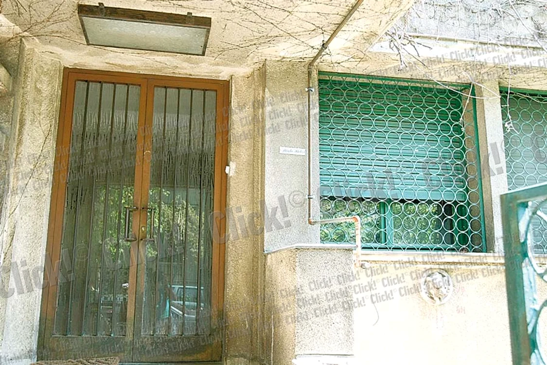 Mirela Stelea a fost surprinsă ieri de fotoreporterii Click! tristă, când pleca de la atelier pentru a-și rezolva câteva probleme (Fotografii: Mihai Ionescu)
