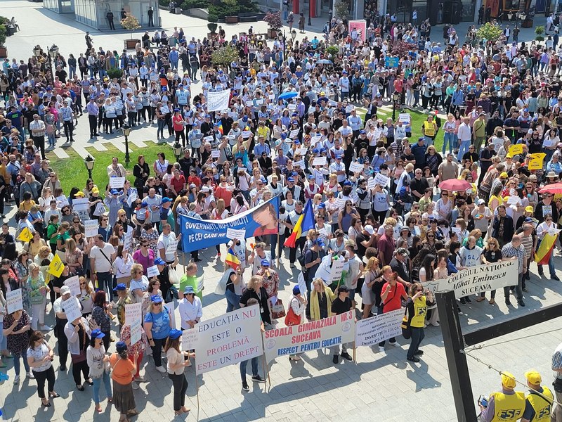 Peste 2.200 de dascăli au protestat în centrul Sucevei și în fața partidelor de la guvernare FOTO 