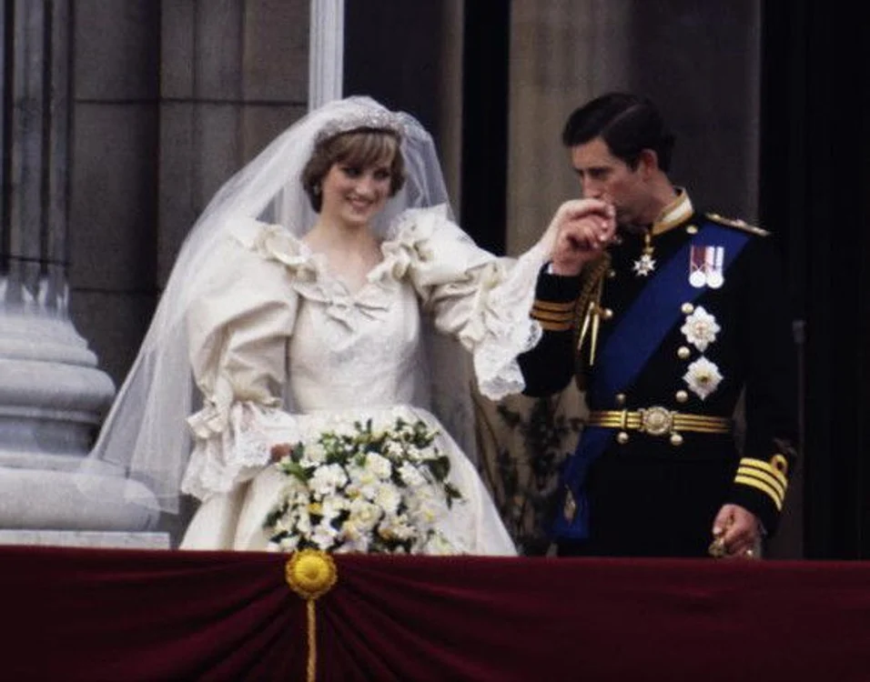 
    Prinţul Charles şi Diana  