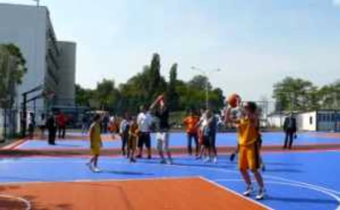 Târgu-Jiu: Două terenuri de baschet au fost inaugurate astăzi