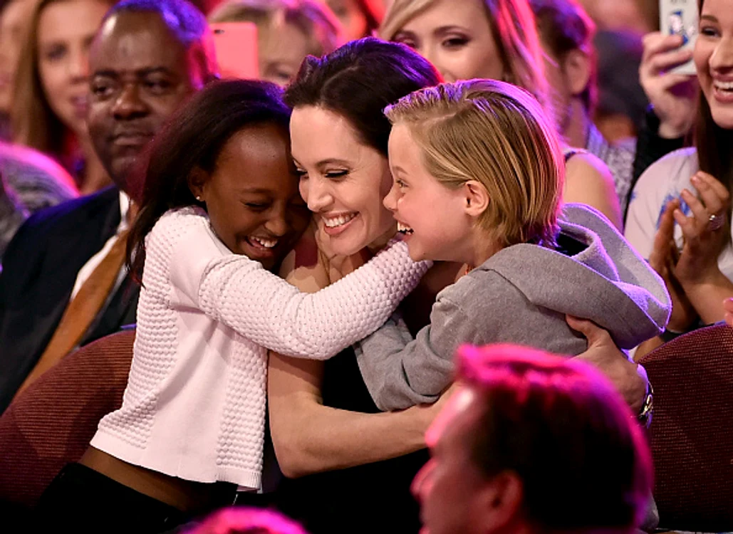 Angelina este nedezlipită de micuții săi
