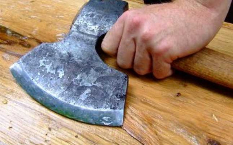 Bărbat împușcat de un polițist, după ce a atacat cu toporul un jandarm. Agresorul a murit 