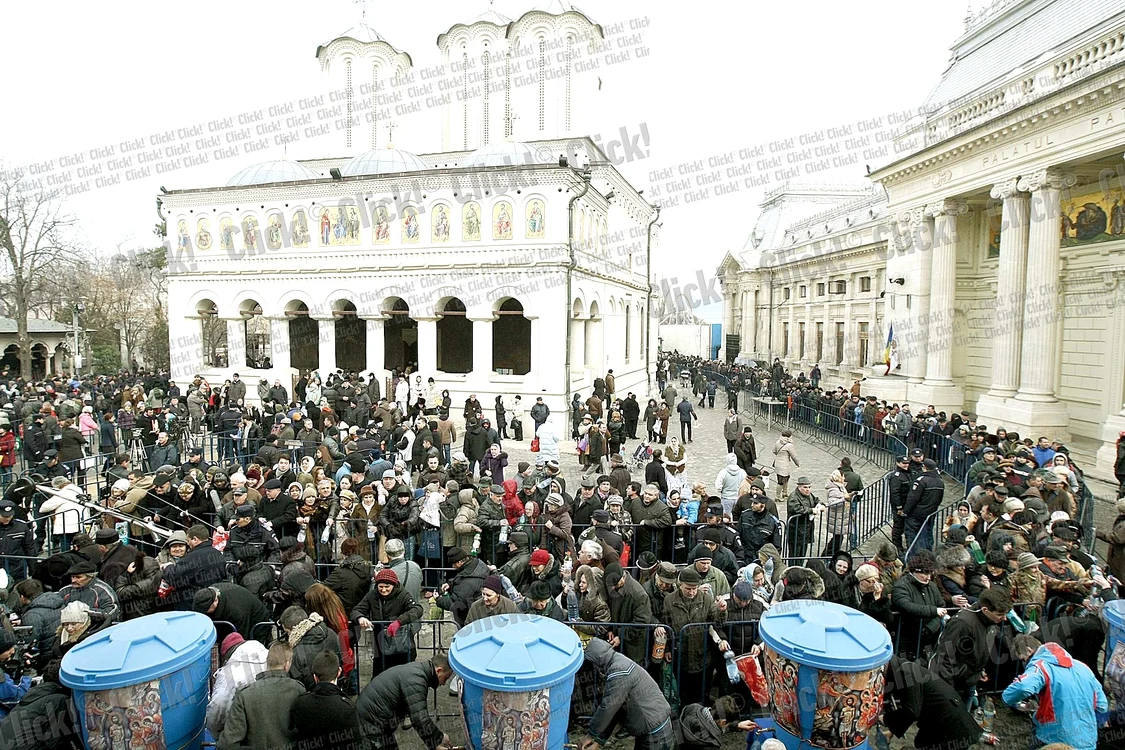 Oamenii au format mai multe cozi în jurul Patriarhiei (Fotogtrafii: Dorin Constanda)