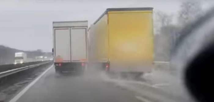 Două tiruri se ciocnesc de mai multe ori pe o autostradă din Ungaria.