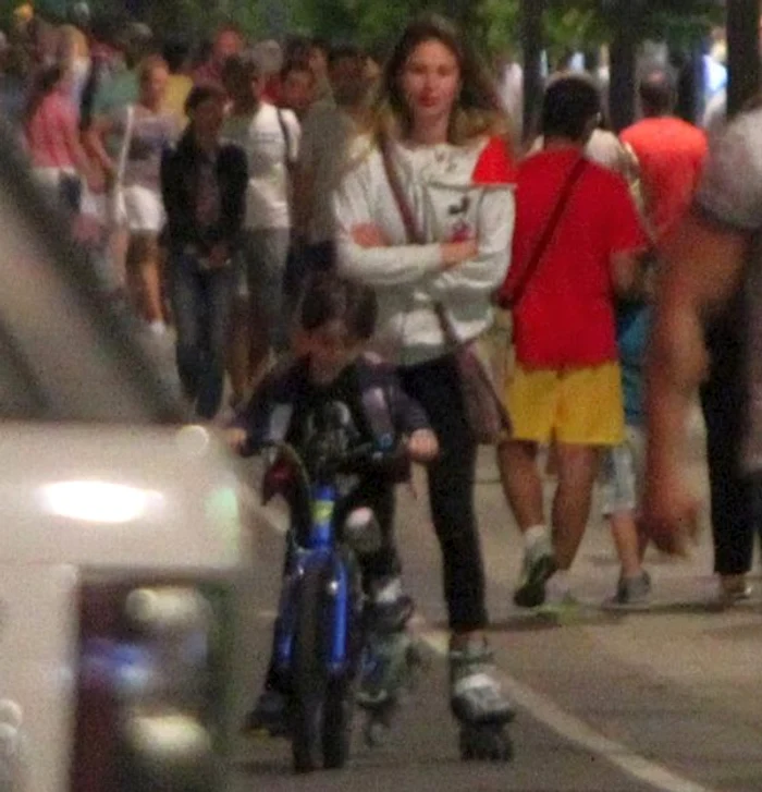 Graţiela obişnuieşte să se plimbe în fiecare seară cu rolele, iar fiul ei, Armin, cu bicicleta