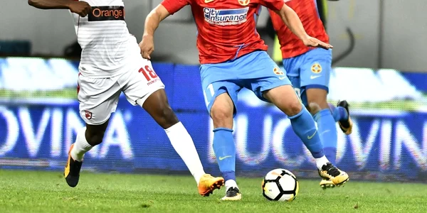 Constantin Budescu la minge în partida dintre FCSB si Dinamo Bucuresti FOTO Sportpictures_eu / Razvan Pasarica 