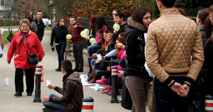 Studenţii băimăreni au cerşit şi au împărţit gogoşi Foto: Adevărul