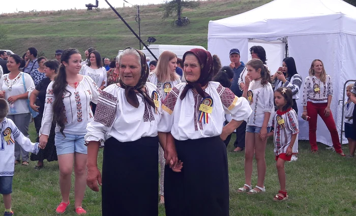 În comuna Cezieni, Olt, zeci de femei încă mai cos cămăși tradiționale FOTO: A.M.