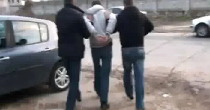Tânărul cercetat pentru huliganism a tras două focuri dintr-un pistol pneumatic.
