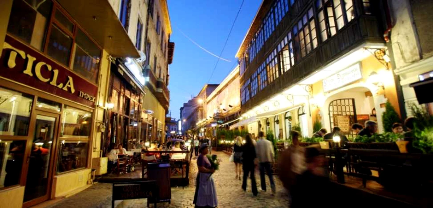 Strada Lipscani din Centrul Istoric din Bucureşti va fi amenajat cu 600 de metri pătraţi de gazon FOTO Adevărul