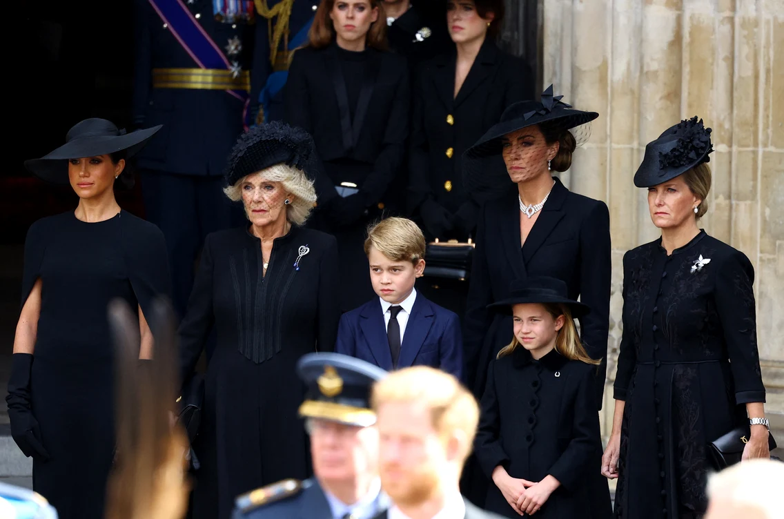 Prințul George și Prințesa Charlotte la funeraliile reginei Elisabeta