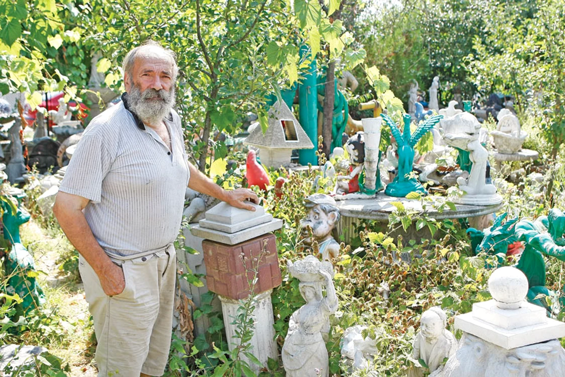
    Constantin Becu are 500 de figurine, iar preţurile sunt pentru toate buzunarele  