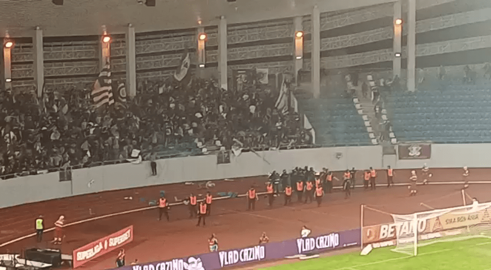 Nouă amenzi aplicate de jandarmi după incidentele de pe Stadionul Municipal Târgu Jiu