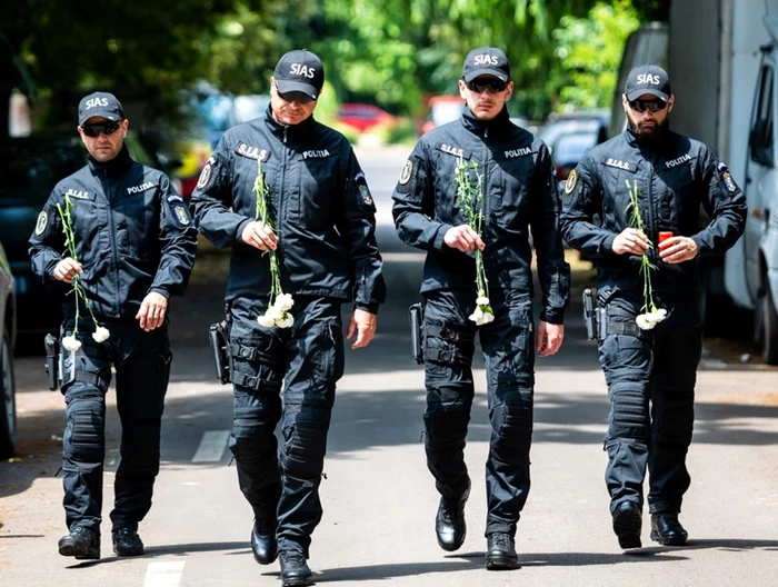 Poliţiştii de la SIAS s-au dus la capela din Recaş unde a fost depus corpul colegului lor Cristian Amariei FOTO Facebook/Ministerul Afacerilor Interne