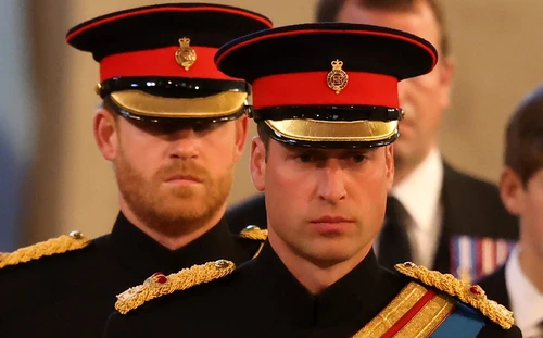 sicriul Reginei Elisabeta vegheat de nepoti Printul William, Printul Harry, Printesa Eugenie, Printesa Beatrice, Peter Philips, Zara Tindall, Louise si James