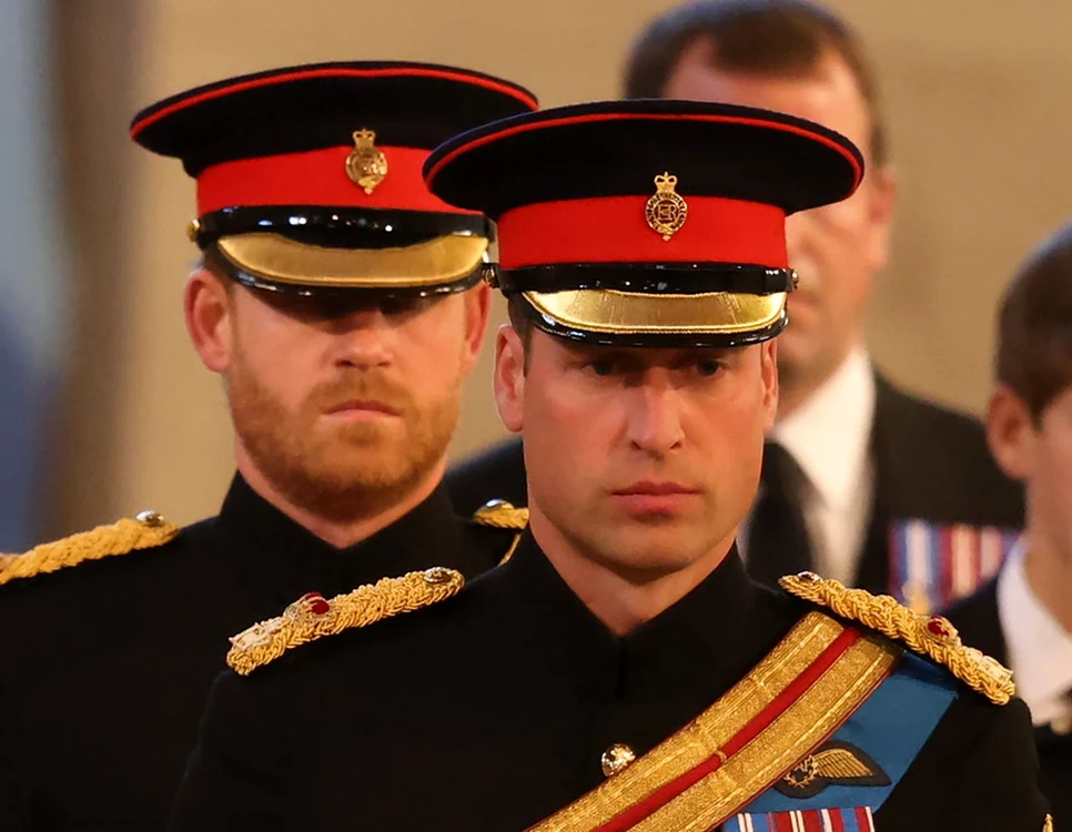 sicriul Reginei Elisabeta vegheat de nepoti Printul William, Printul Harry (sursa Foto Profimedia)